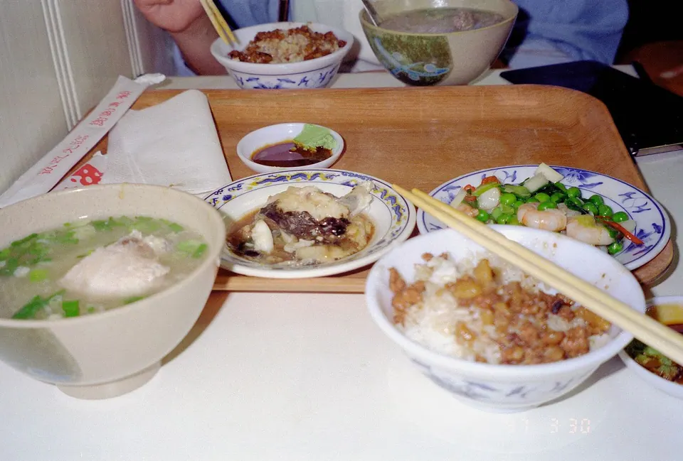 Khay cơm căng tin trường
