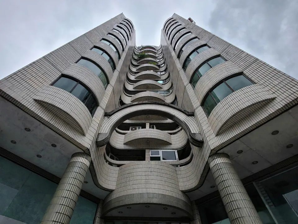 08 Apartment Building in Taipei.jpg